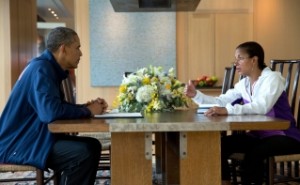 La conseillère à la sécurité nationale Susan E. Rice informe le président Barack Obama de l'évolution de la politique étrangère au cours de la pause estivale d'Obama aux Vignobles de Martha, Massachusetts, le 12 août 2013. (Photo officielle de la Maison-Blanche, par Pete Souza)