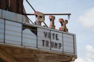 On peut lire sur le panneau fatigué du Cinéma PIX dans la rue principale de Sleepy Eye, Minnesota, le 15 juillet 2016,